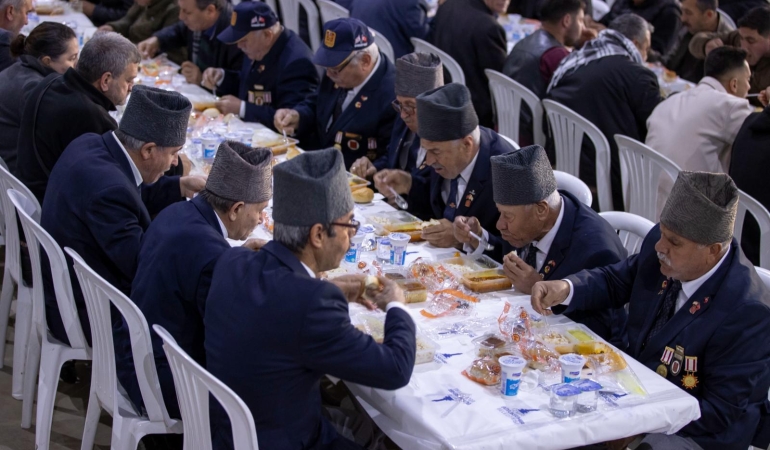 Başkan Tugay ramazan bereketini Kiraz’daki yurttaşlarla paylaştı