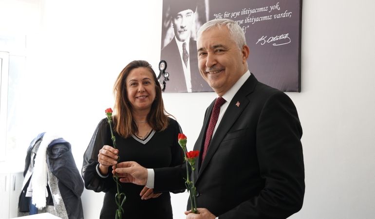 BAŞKAN TÜRKMEN’DEN ANLAMLI 8 MART KUTLAMASI