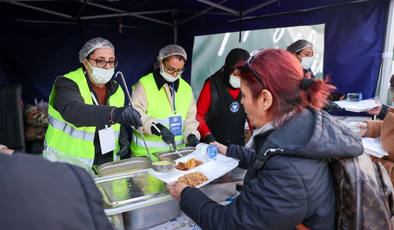 Buca Belediyesi’nin iftar çadırına yoğun ilgi