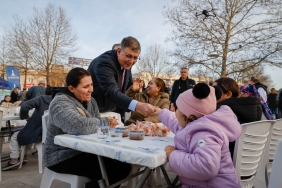 Buyuksehir-iftar-sofrasini-bu-kez-Urlada-kurdu-.jpg