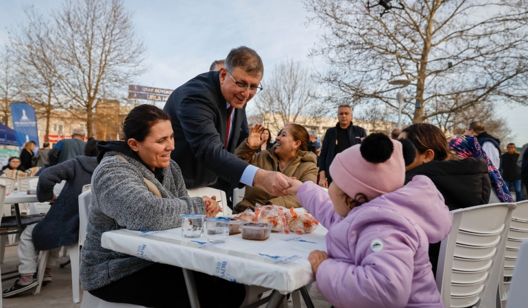 Büyükşehir iftar sofrasını bu kez Urla’da kurdu 