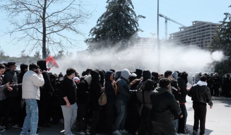 İzmir’de Öğrenciler Kampüsten Çıkarılmıyor, Polis izin vermiyor