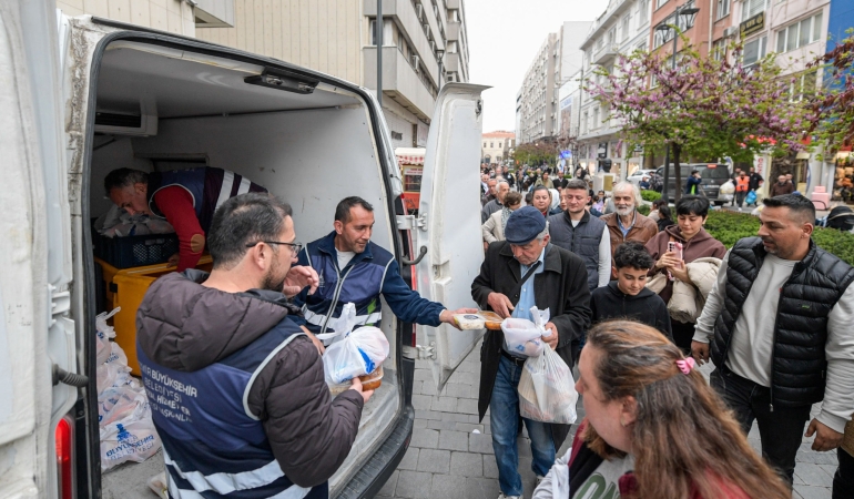 Konak’taki iftar buluşmasına izin çıkmadı, 4 bin kişilik yemek paket olarak dağıtıldı