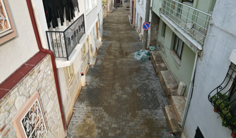 Urla’da asfalt ve parke atağı