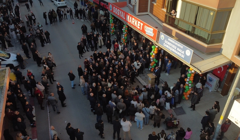 Menderes’te Sosyal Market ve Ücretsiz Çamaşırhane Kapılarını Açtı