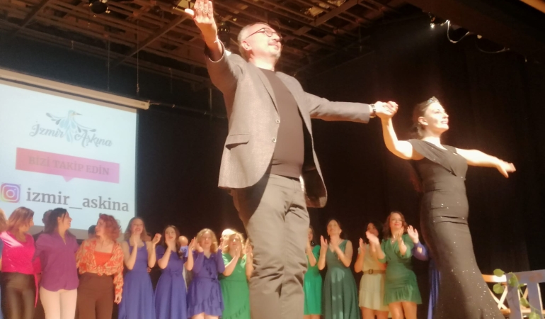 İzmir Aşkına hekimler için sahnedeydi