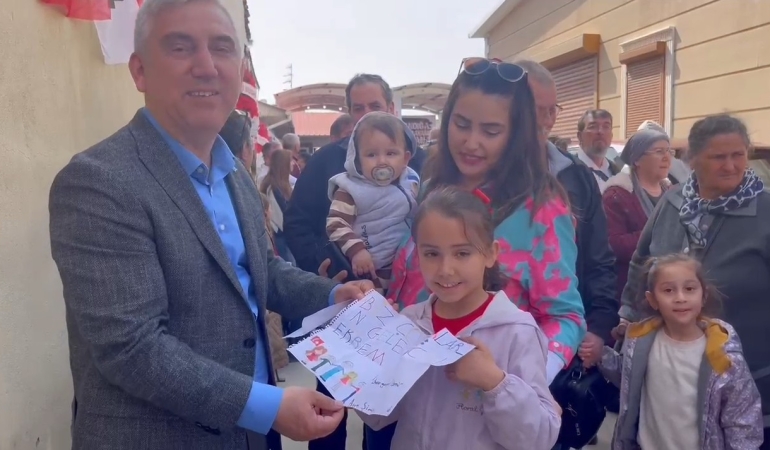 Bergama’daki ön seçim oylamasında çocuklardan bile mesaj var