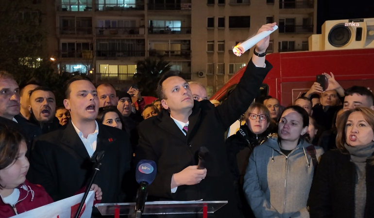 Bornova Belediye Başkanı Ömer Eşki diplomasını yaktı: Ya insan olacağız direneceğiz ya zulme teslim olup köle olacağız