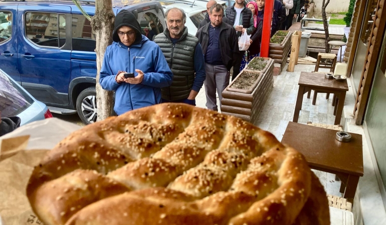 Manisalılar Ramazan’ın ilk pidesine ulaşmak için uzun kuyruklara girdi