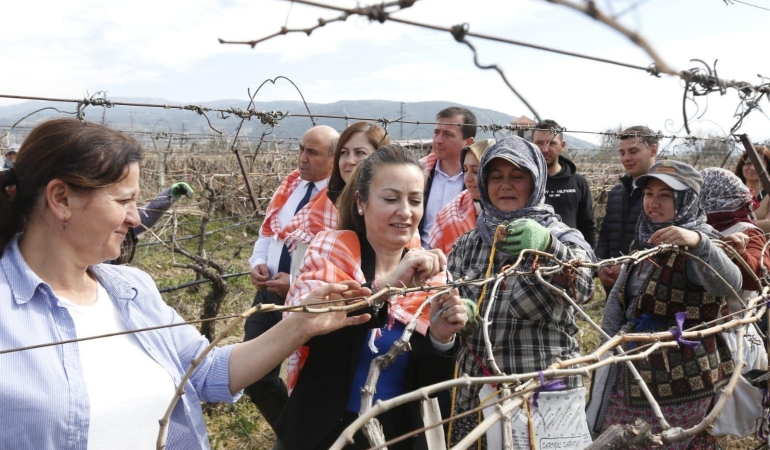 CHP’li Kadın Başkan Özalper çizme giyip budak yaptı