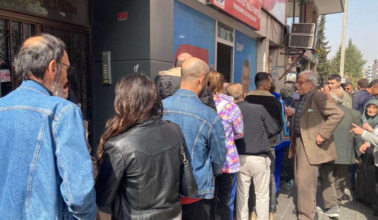 Manisalılar “Adaletsizliğe ve Hukuksuzluğa karşı” oy vermek için sandığa koştu