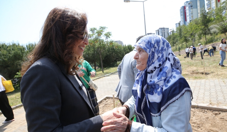 Karşıyaka’da zeytin fidanları toprakla buluştu