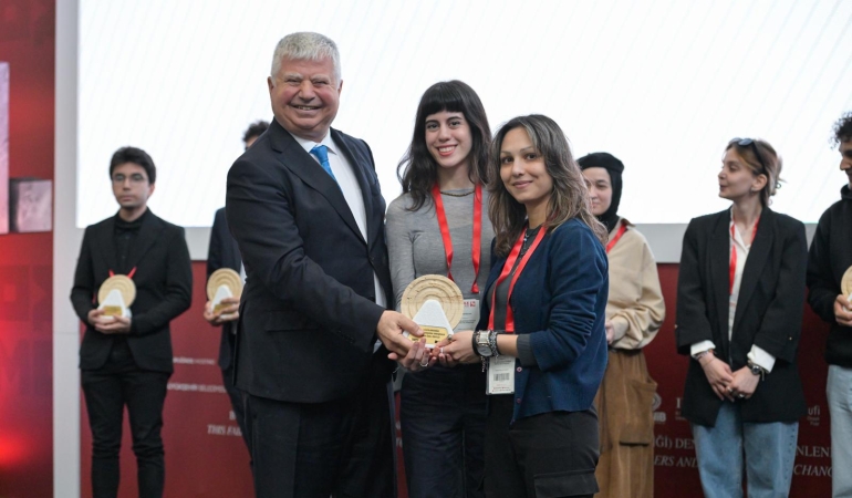 Doğaltaşa hayat veren genç tasarımcılar ödüllerini aldı