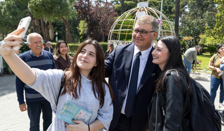 Tugay: Bu ülkeyi karanlıktan ellerinde meşale gibi kitap taşıyan gençler çıkaracak