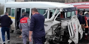 Kutahyada-isci-servis-minibusu-miksere-carpti-9-kisi-yaralandi.jpg
