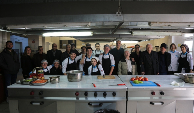 Akıncılar Huzurevi Sakinleri Liseli Aşçılarla Yemek Yarışması Yaptı