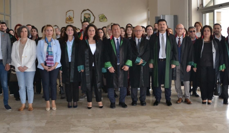 Manisa’daki savunma avukatları günlerini 48 saat gecikmeli kutladı