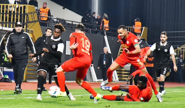 Manisa FK İkinci Yarı Açıldı Ama Galibiyete Zaman Yetmedi: 2-2