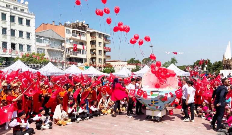 Manisa’da öğrenciler bunaltıcı sıcağa rağmen bayramlarını coşkuyla yaşadı