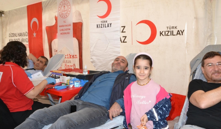 Manisa’da kan veren babalara çocuklarından destek