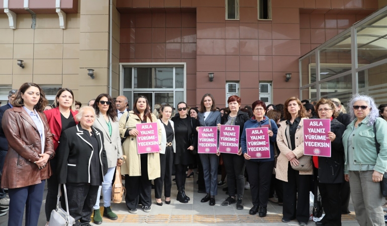 Manisa’da işyerinde çalışan bir kişi tarafından çocuğunun gözleri önünde darp edilen H.S’ye büyük destek