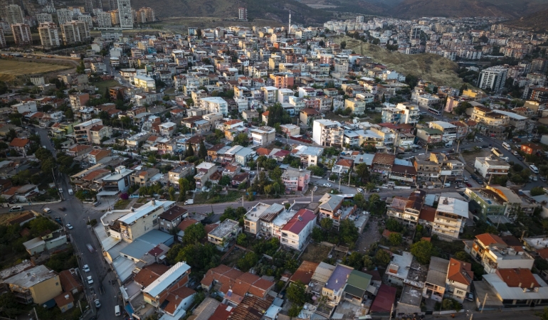 Başkan Ünsal dönüşüm bekleyen Cumhuriyet Mahallesi’nde halkla buluştu: “Yalnız değilsiniz”
