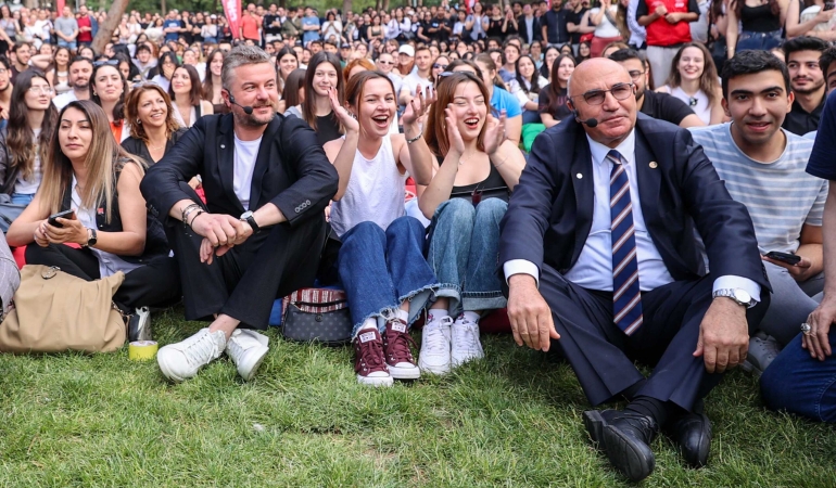 CHP’li Milletvekili Mahmut Tanal Buca’da üniversitelilerle buluştu