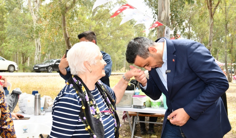 Çiğli Belediyesi’nden Anneler Günü’ne özel piknik