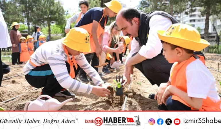 BAŞKAN ALTAY ÖZEL GENÇLERLE BİRLİKTE SEBZE FİDELERİNİ TOPRAKLA BULUŞTURDU