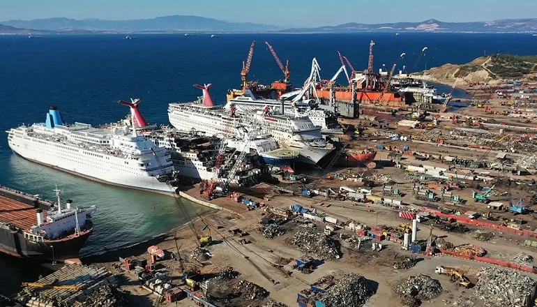 Aliağa Belediyesine İsyan: Gemi Söküm Firmaları yol kapattı