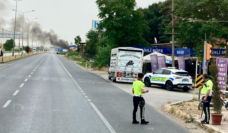 Manisa’da, Ankara yolu üzerinde çıkan yangın zor anlar yaşattı