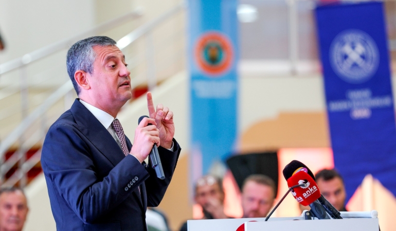 Özel, Soma’daki ‘Maden İşletmelerinde İşçi Sağlığı ve İş Güvenliği’ sempozyumunda maden faciaları gerçeğini anlattı