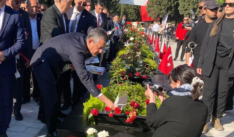 CHP Genel Başkanı Özel, 301 madencinin Soma’daki şehitliğine karanfil bıraktı