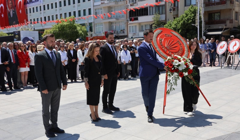 CHP Manisa Örgütü Cumhuriyet Meydanı’nda gençler için buluştu