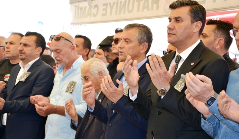 CHP Genel Başkanı Özel, Manisa’da üç cenazeye katıldı
