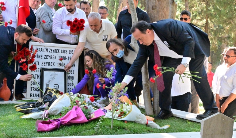 Manisa Büyükşehir Belediye Başkanı Dutlulu’nun ilk ziyareti Ferdi Zeyrek’in mezarına oldu