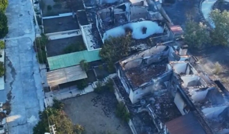 İzmir Seferihisar’daki orman yangınında 345 hanenin bulunduğu sitedeki bazı evler zarar gördü