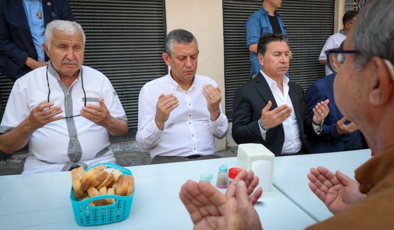 CHP Genel Başkanı Özel, Manisa’nın ünlü kuru fasulye aşçısı Akgül’ün hayır yemeğine katıldı – dokuz8HABER