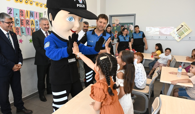 Manisalı öğrencileri tatile Emniyet Müdürü Aktaş ve Kanka Polis Maskotu uğurladı
