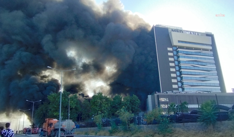 İzmir Konak’taki yangın büyüyor: Yangının çıktığı deponun bitişiğindeki hastaneden tahliyeler başladı