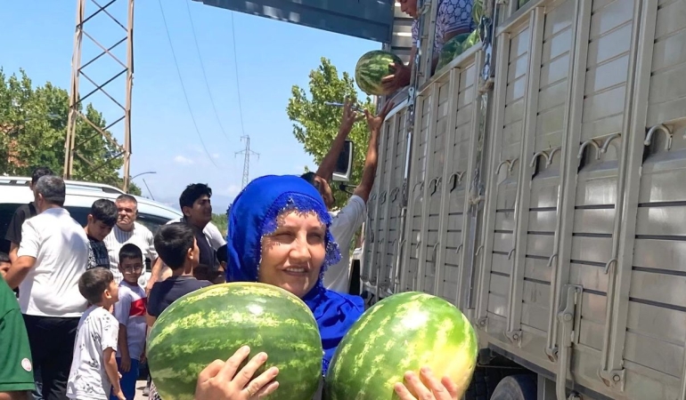 Ferdi Zeyrek’in hayrına Manisa’da karpuz dağıtıldı