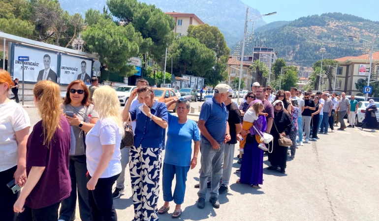 Yurttaşlar, Zeyrek ailesine baş sağlığı dilemek için metrelerce kuyruk oluşturdular