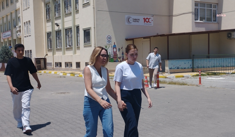 Ferdi Zeyrek’in eşi Nurcan Zeyrek: Ben Ferdi Zeyrek’in eşiyim. Onlar Ferdi Zeyrek’in çocukları. Dimdik ayağa kalkacağız