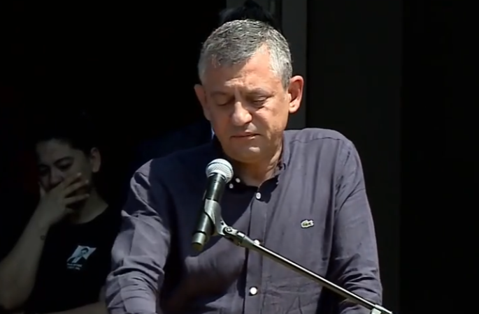 Özgür Özel, Ferdi Zeyrek için düzenlenen törende konuştu: ‘Yüküm ağır’ diyordu, şimdi bizim yükümüz her şeyden ağır