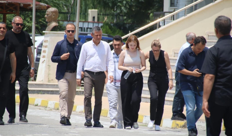 CHP Genel Başkanı Özel Nehir Zeyrek’i sınav sonrası karşıladı