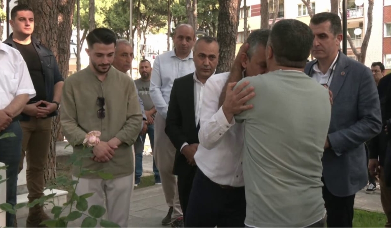 Cenazede protesto edilmişti: Şehit Enes Budak’ın babası, Özgür Özel’i alnından öptü