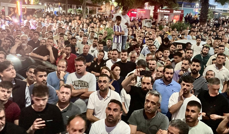 Manisalılar yoğun bakımdaki başkanları için hastane önünde