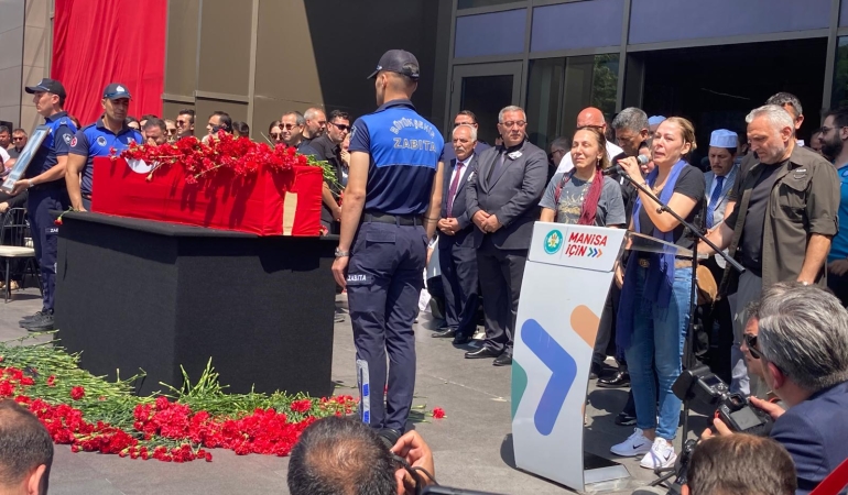 Başkan Zeyrek’e ilk tören büyükşehir önünde