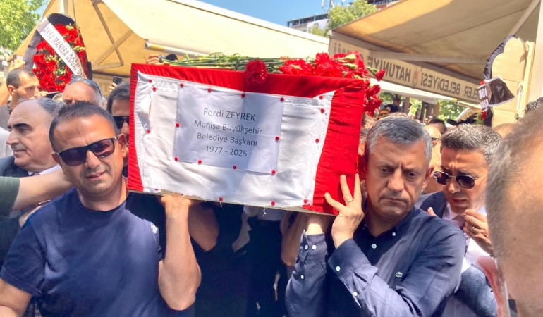 Yüz binler Başkan Zeyrek’i seçim zaferini yaşadığı Cumhuriyet Meydanı’ndan dualarla uğurladı