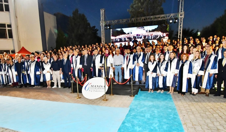 Manisa CBÜ Tıp Fakültesi 25. Dönem mezunları hipokrat yeminini ederek sağlık ordusuna katıldı